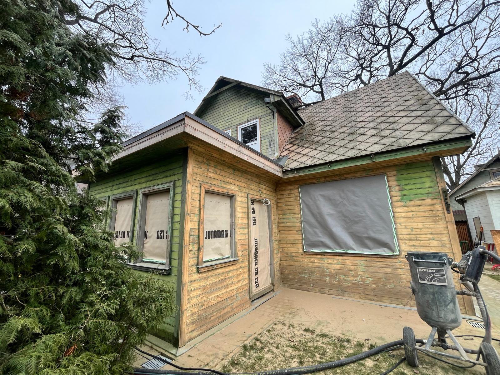 Koka māja pārtīrīta