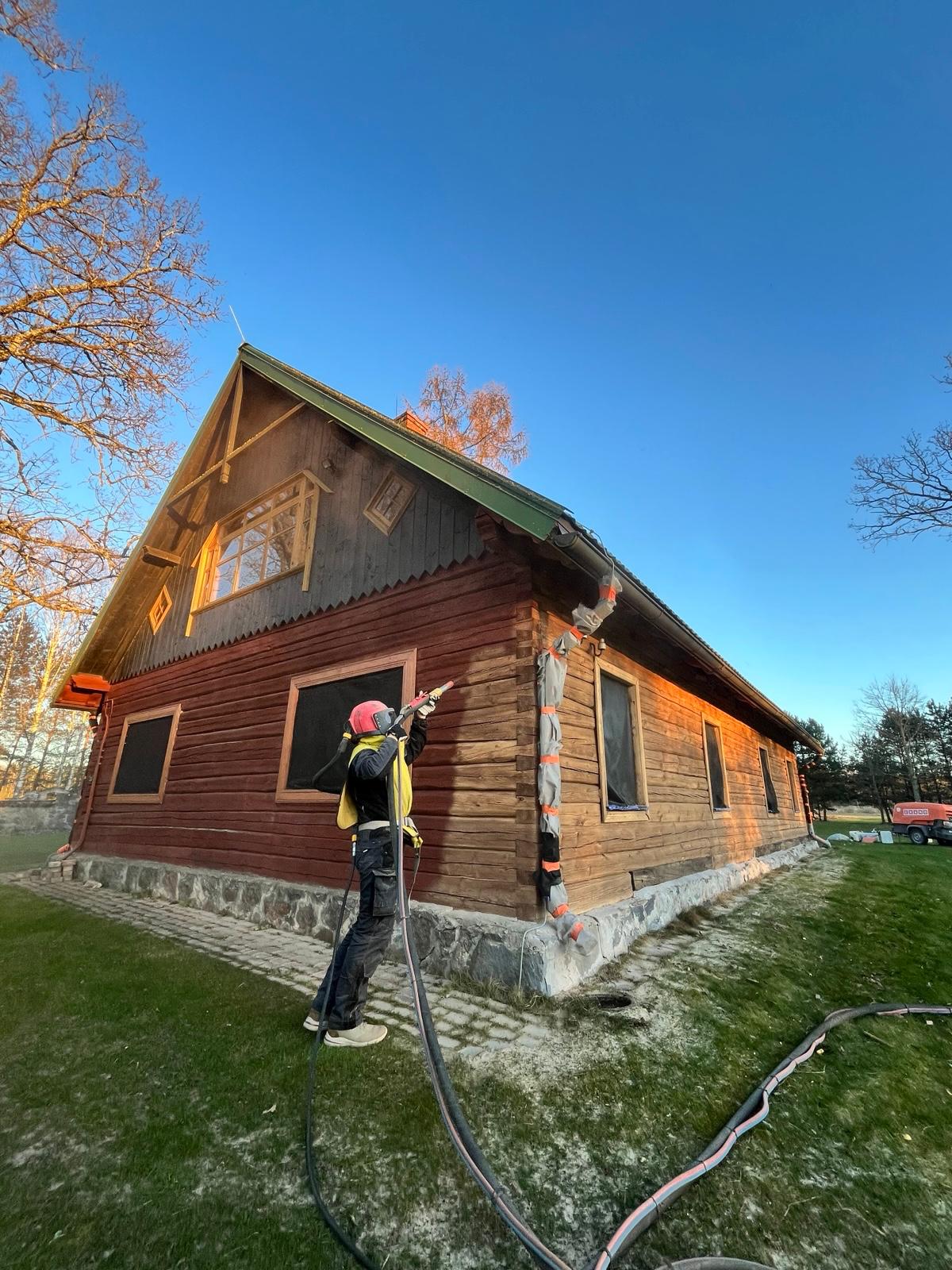 Koka māja pārtīrīta